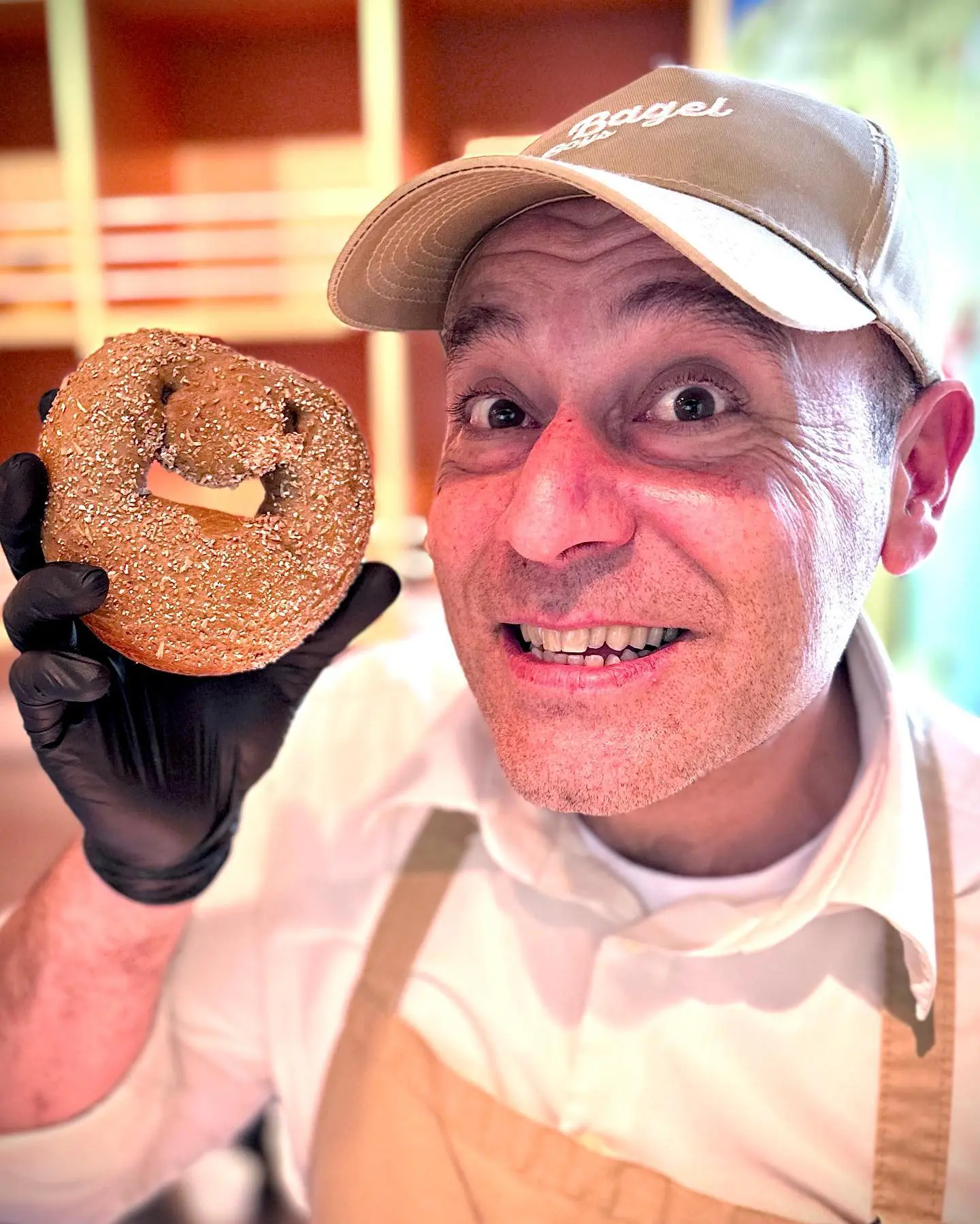 Luigi discovered a bagel with a face today! This cheerful little fellow saved our day and made us laugh. 😂....#funnybagel #bagel #bagels #bagelface #savedmyday #bagelshop #swissbagel #swissbagelbakery #bagelboys #bagelandbagel #swissbakery #swissbaker #bagelsandwich #funny #hunzikerareal #glattpark #oerlikon #zurich