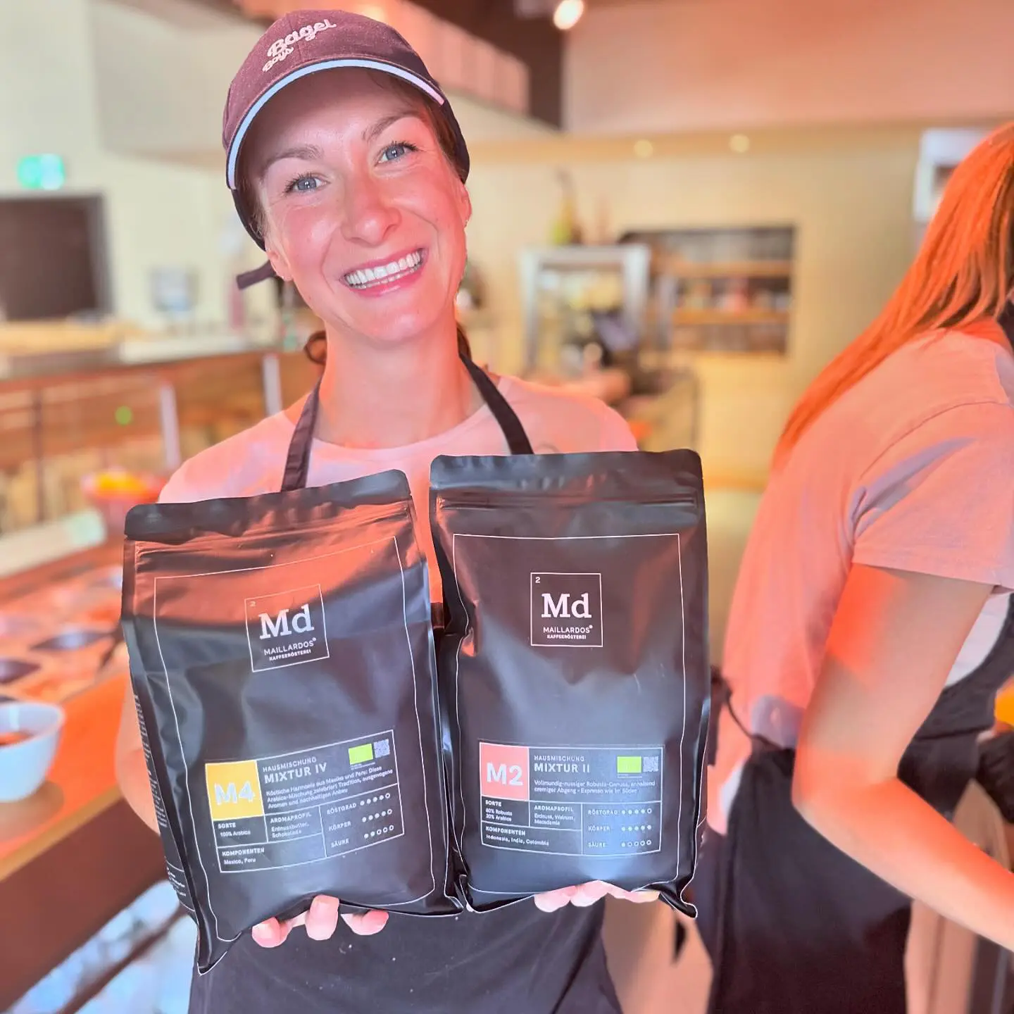 Stolz präsentiert Gabriela unseren neuen Bio-Kaffee von höchster Qualität von @maillardos! Uriel und sein Team röstet mit viel Leidenschaft und Sorgfalt. Schon seit langem beliefern wir das Café Maillardos in Rheineck mit unseren Sweets. Danke Uriel für die tolle Zusammenarbeit! ☕️🥰 #coffee #swisscoffee #coffeelover #coffeezurich #hunzikerareal