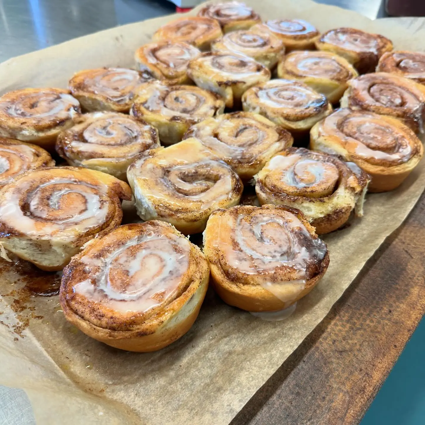 Rodney‘s fantastic cinnamon-rolls. 😋 New and only available in our restaurant. #cinnamonrolls #bagelshop #zurichbakery #zurich #zurichfoodies #zurichtestaurant #oerlikon #hunzikerareal #americanstyle